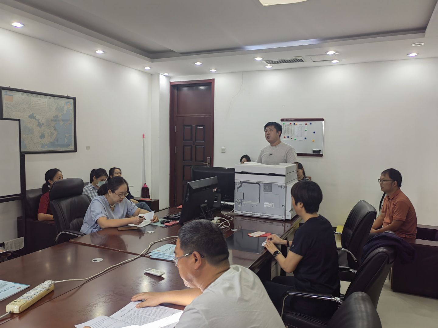 会议室里的人们AI 生成的内容可能不正确。