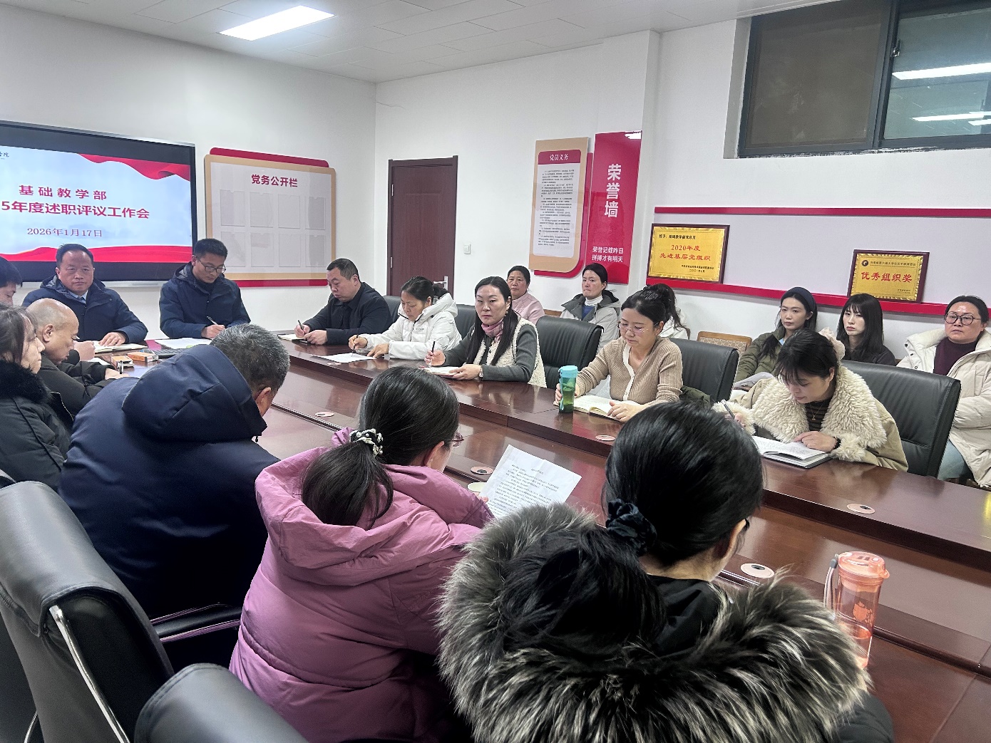 会议室里的人们AI 生成的内容可能不正确。