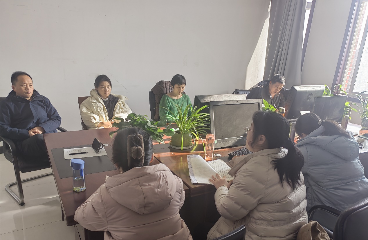 一群人围坐在桌子边AI 生成的内容可能不正确。