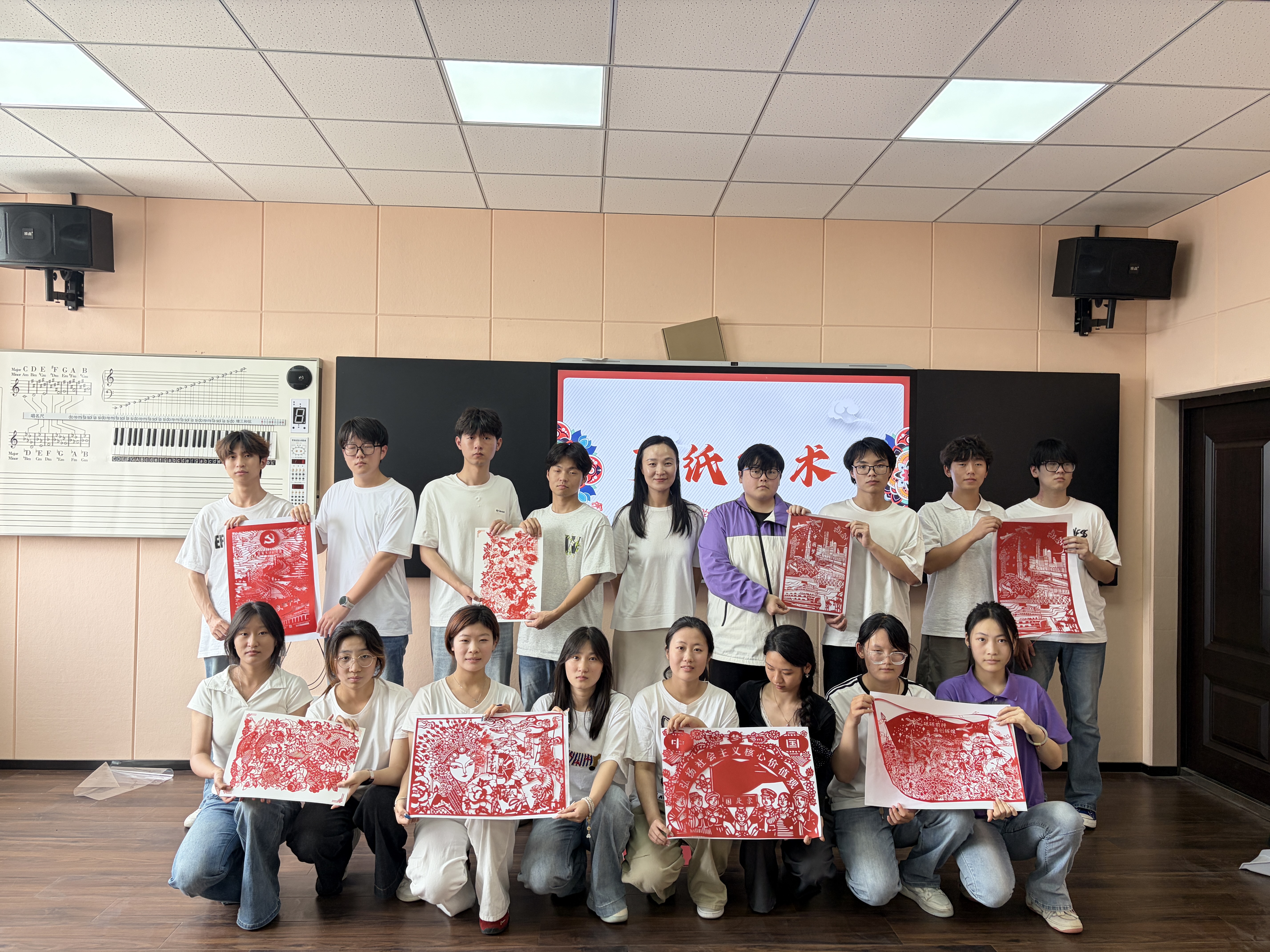 匠心剪韵承非遗 美育实践润心田——基础教学部（公共艺术教学部）职业教育活动周剪纸体验活动圆满举办