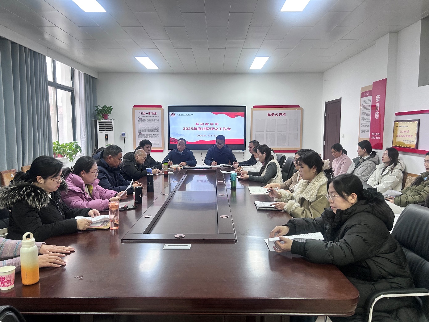 会议室里的人们AI 生成的内容可能不正确。