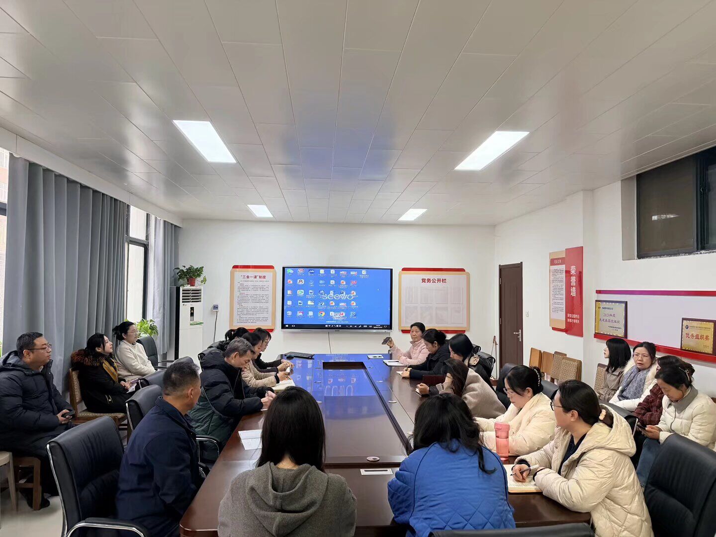 会议室里的人们AI 生成的内容可能不正确。