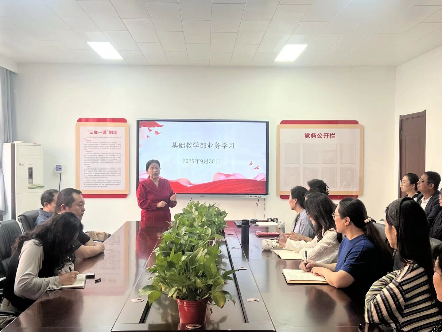 会议室里的人们AI 生成的内容可能不正确。