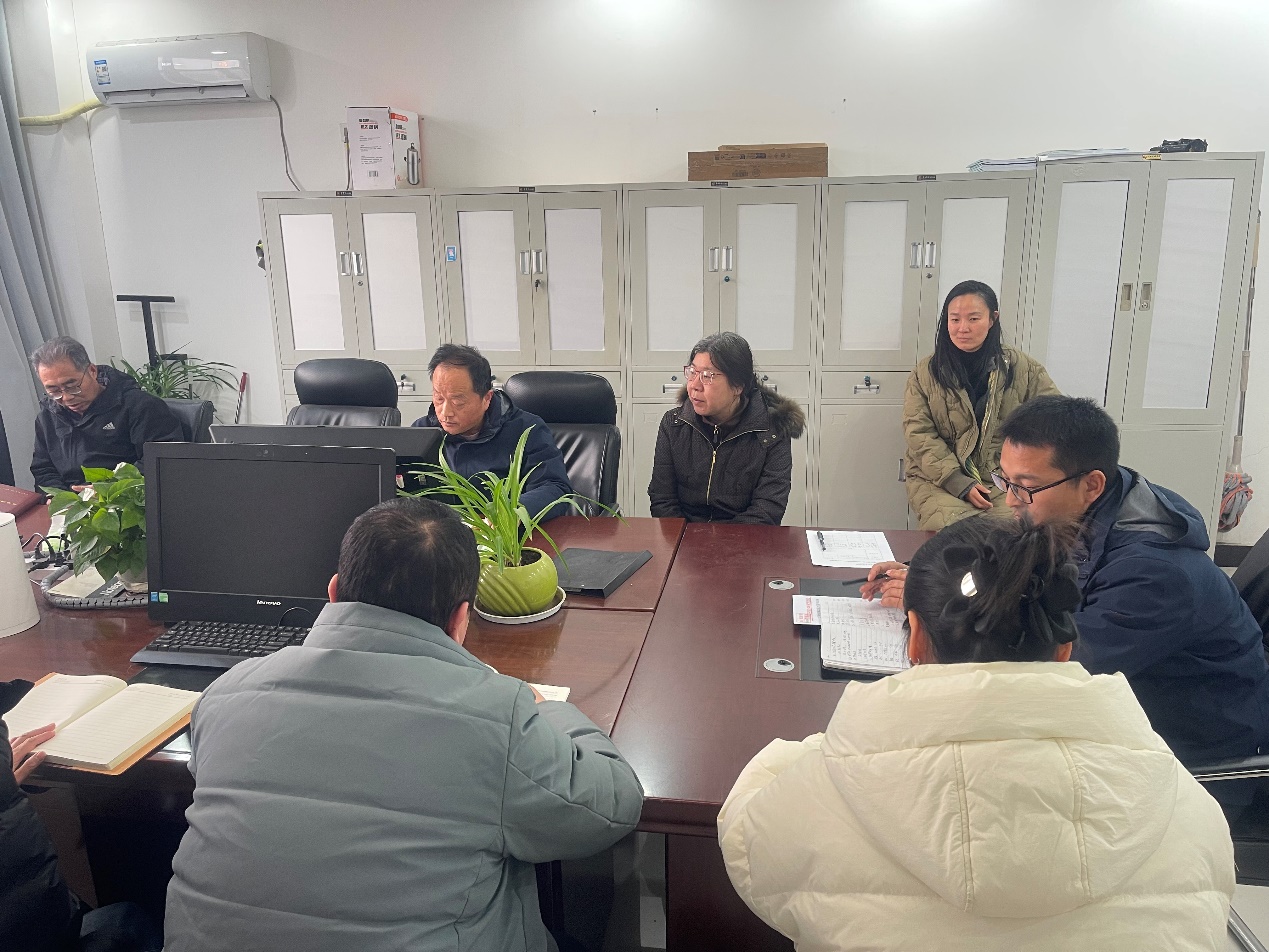 一群人在桌子前AI 生成的内容可能不正确。