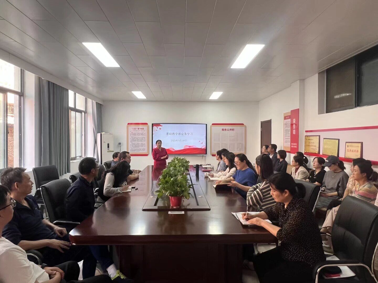 一群人在餐厅里AI 生成的内容可能不正确。