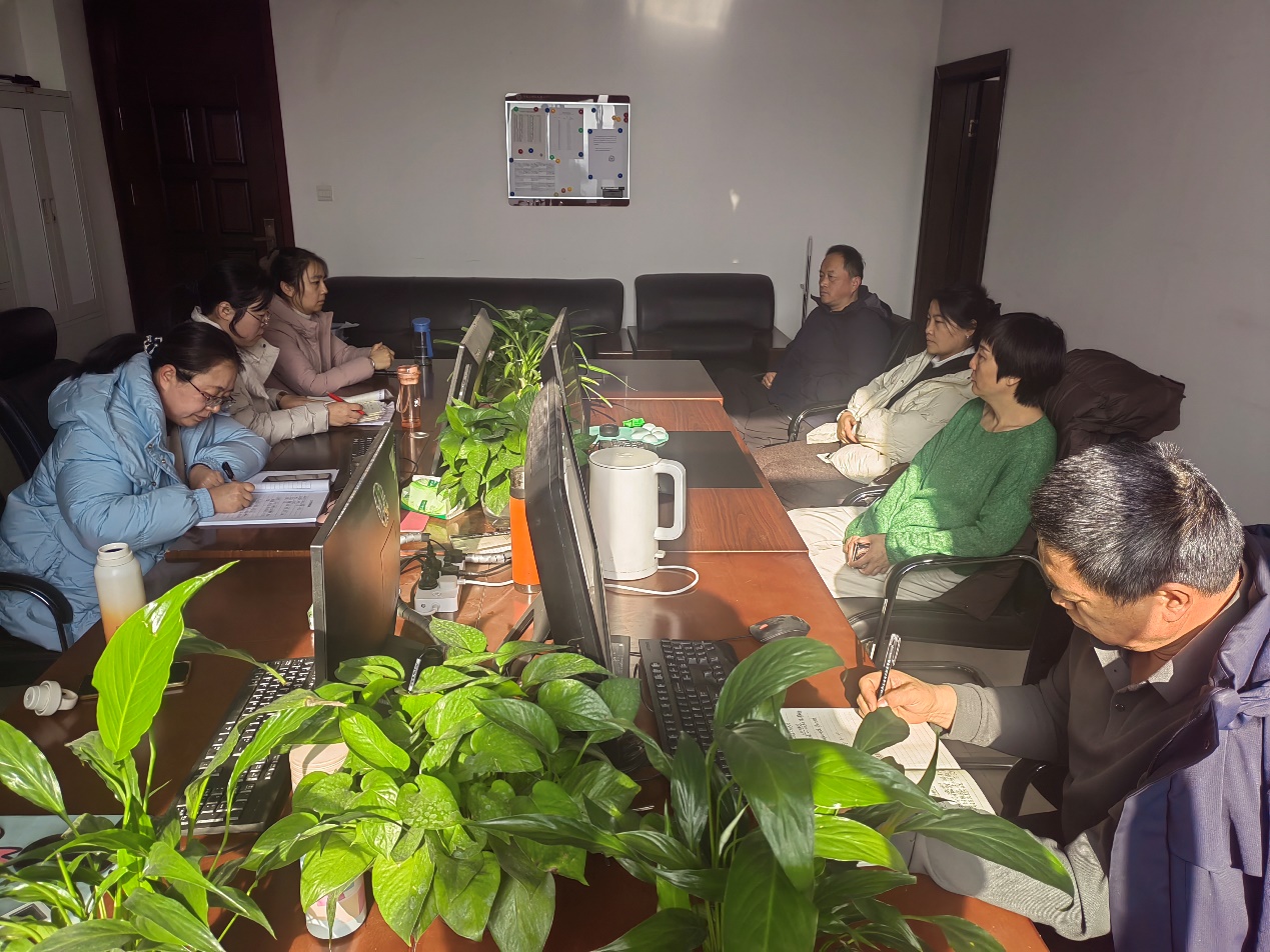 人们围坐在桌子前AI 生成的内容可能不正确。