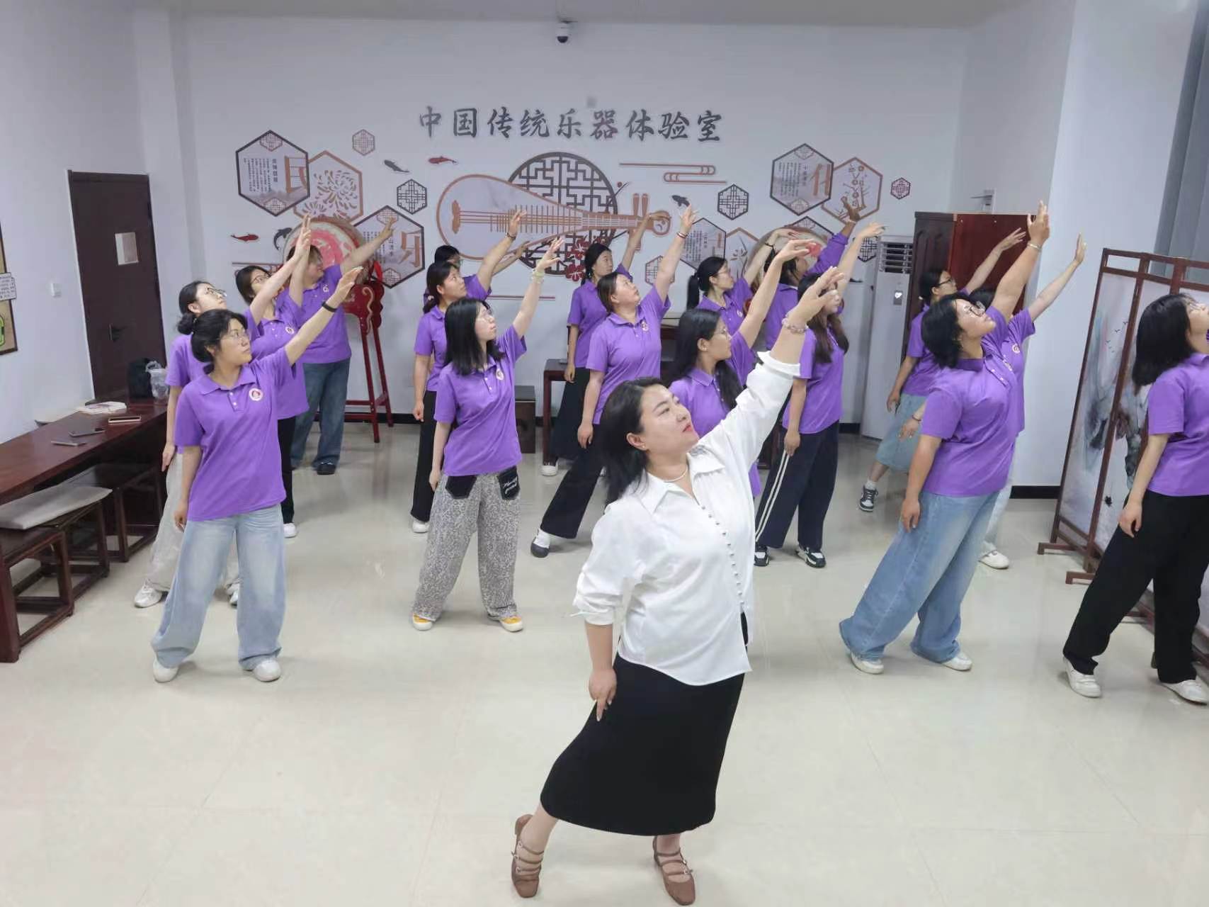 以舞润心 艺疗青春——基础教学部（公共艺术教学部）职业教育活动周舞动疗愈活动暖心开展